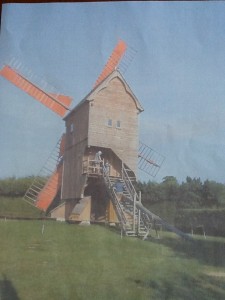 Situé au sud de Chartres,ce moulin à pivot a été construit en 1796, quatre générations de familles s'y sont succedées jusqu'en 1941 ou il cessa de tourner, il se visite tous les week-end